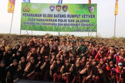 Penanaman 60rb rumput vertiver oleh Kabaharkam Polri dan Jajaran TNI