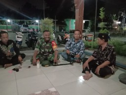 Babinsa0816/10 Balongbendo Komsos dengan Masyarakat