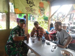 Keakraban Babinsa Koramil 16 waru bersama warga