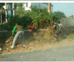 Babinsa Serda Mochtar Pelopori Karya Bakti bersama Warga Binaannya