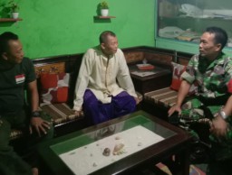 Babinsa Koramil 0816/14 Taman Komsos dengan Tokoh Masyarakat