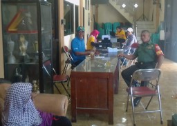 Serka Sunoko Babinsa Ramil 12/Prambon laksanakan komsos bersama warga