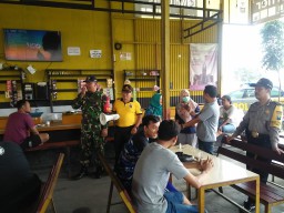 Sertu I Nengah Medal Laksanakan Sosialisasi cegah Penyebaran Covid 19