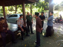 Danramil Buduran melakukan komsos, Jalin silahturahmi dengan warga