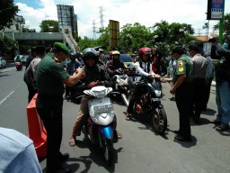 KORAMIL 0816/16 WARU SOSIALISASI MENCEGAH VIRUS CIRONA DI JL. A YANI