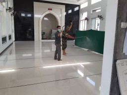 Babinsa 0816/01 Bluru kidul Pelda Sutikno penyemprotan Disinfektan