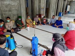 Babinsa 0816/01 penyemprotan Disinfektan di Masjid dan Mushola