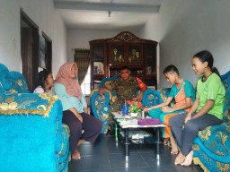 Babinsa 0816/01 Sertu Sugianto komsos dengan warga Desa Kemiri