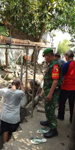 Kopka Nurkolis Babinsa 01 Kerja Bakti dengan warga pembersihan selokan