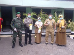 Babinsa Koramil 0816/17 Gedangan Bantu Penyemprotan Cairan Disinfektan