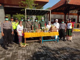 Anggota Ramil'07 Krembung Pelaksanaan Persembahyangan Tahun Agung