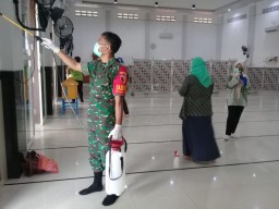 KORAMIL 14 TAMAN LAKUKAN PENYEMPROTAN DISINFEKTAN.