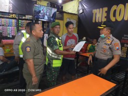 Anggota Ramil 0816/01 melaksanakan patroli bersama di wilayah Sidoarjo