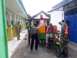 Babinsa Koramil 0816/12 Prambon lakukan penyemprotan desinfektan