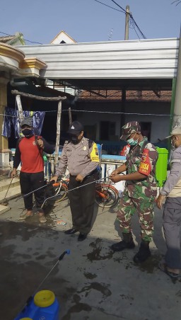 Cegah Penularan Virus Corona,Babinsa bantu Penyemprotan disinfektan
