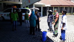 Babinsa Koramil 0816/17 Gedangan melaksanakan penyemprotan disinfektan