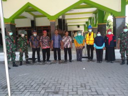 Koramil 0816/12 bersama Puskesmas sosialisasi penyemprotan desinfetan