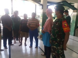 Babinsa koramil 0816/01 membantu penyempron Desinfektan