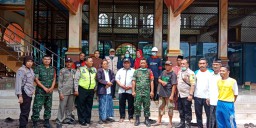 Koramil 04/ porong Melakukan Sosialisasi dan Penyemprotan Disinfektan