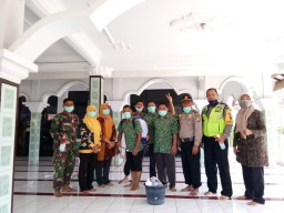 BABINSA BANTU TAKMIR MASJID PENYEMPROTAN DISINFEKTAN