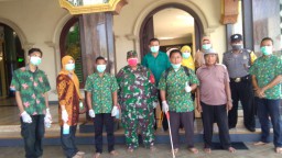 BABINSA KOPKA RUJIANTO BANTU PENYEMPROTAN CAIRAN DISINFEKTAN DI DESA