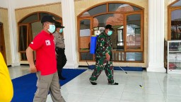 Babinsa Bersinergi lakukan Penyemprotan Disinfektan di Ds Tanjek wagir