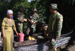 Pisang Goreng dan kopi dari Warga Penyemangat Pasukan Satgas TMMD