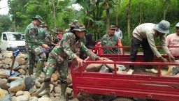 Alat Angkut Serba Guna Jadi Sahabat Di TMMD 107 Sumbermalang Situbondo