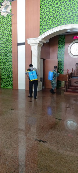 Kebersamaan babinsa 0816/01 dan Warga penyemprotan Cairan Disinfektan