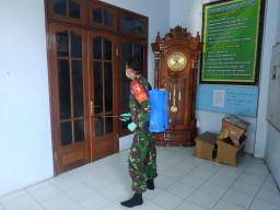 Koramil 0816/08 Jabon Cegah Covid-19 Lakukan Penyemprotan Disinfektan