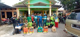 Babinsa Serma Nimrot Gultom laksanakan penyemprotan disinfektan
