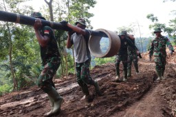 Ringan sama di jinjing berat sama dipikul motto Satgas TMMD ke 107