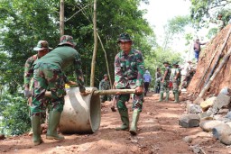 SatgasTMMD107 Bersama Warga Sumbermalang Gotong Royong Bangun Gorong2