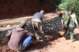 Batu Berserakan Sekarang Jadi Tebing Indah