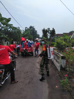 Babinsa Ramil 11 Tarik Semangat Kerja Bersama Warga Bantu Penyemprotan