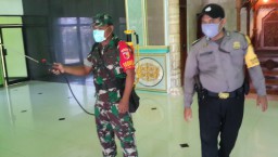 Babinsa Serma Ach. Saifi bantu penyemprotan disinfektan di Kel. Krian