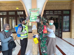 Penyemprotan desinfektan di Ds Sidomojo cegah penyebaran virus Corona