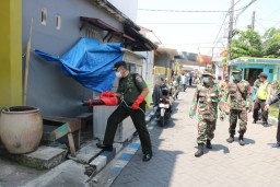 DANDIM SIDOARJO TERJUN LANGSUNG PENYEMPROTAN DISINFEKTAN DI SEDATI