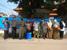 Sertu Bustanul bantu penyemprotan bersama perangkat desa pagerwojo
