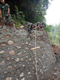 Rangkaian Tangan Perkasa Prajurit TNI Dan Masyarakat