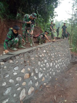 Prajurit TNI Bataliyon Zipur 5/ABW,Bertempur Melalui TMMD 107