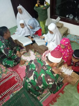 Semangatnya Santri Belajar Ngaji Dengan Tentara