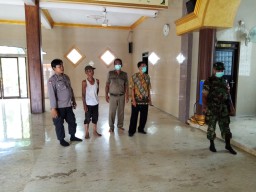 Sertu Dampar Hariyono melaksanakan penyemprotan desinfektan di Prambon