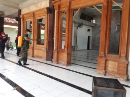 CEGAH VIRUS COVID 19/KORONA,BABINSA MELAKUKAN PENYEMPROTAN DISINFEKTAN