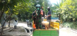 Babinsa Koramil 0816/12 Prambon berikan Edukasi dan penyemprotan