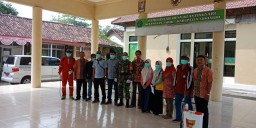 Antusias Membasmi Covid-19,Babinsa laksanakan Penyemprotan Disinfektan