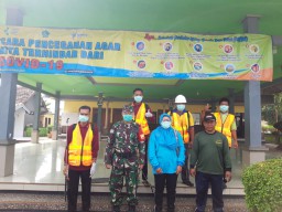 Babinsa Ramil0816/12Prambon tak bosan lakukan penyemprotan desinfektan