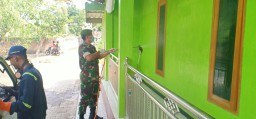 Dengan semangat Babinsa Koramil 01 Sidoarjo Penyemprotan disinfektan