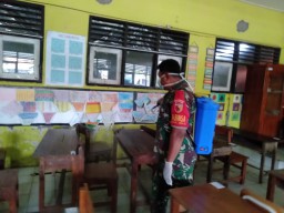 Cegah Covid19 Babinsa Koramil 0816/13 Lakukan Penyemprotan Desinfektan