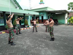 Anggota Koramil 0816/13 Wonoayu berjemur untuk Cegah virus corona